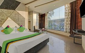 Treebo Glassotel Near Ruby Hospital